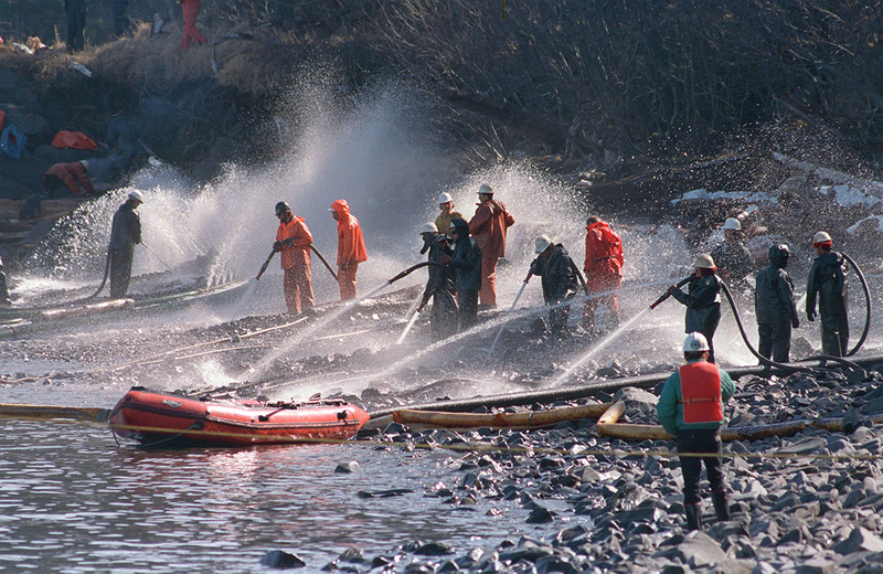 Illustration for article titled 10 Haunting Photos From the Exxon Valdez Oil Spill Catastrophe